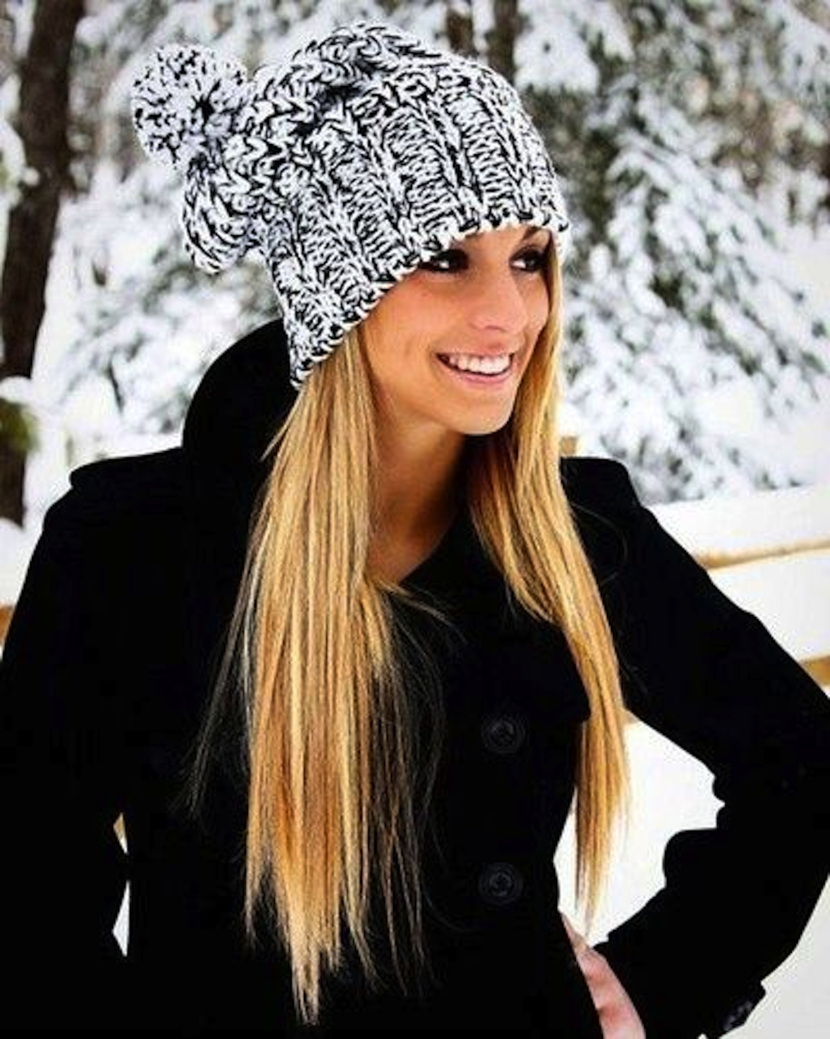 Шапки на зиму. Модные вязаные шапки для девушек. Стильные зимние шапки для девушки. Стильная шапка спицами для девушки. Трикотажные зимние шапочки.